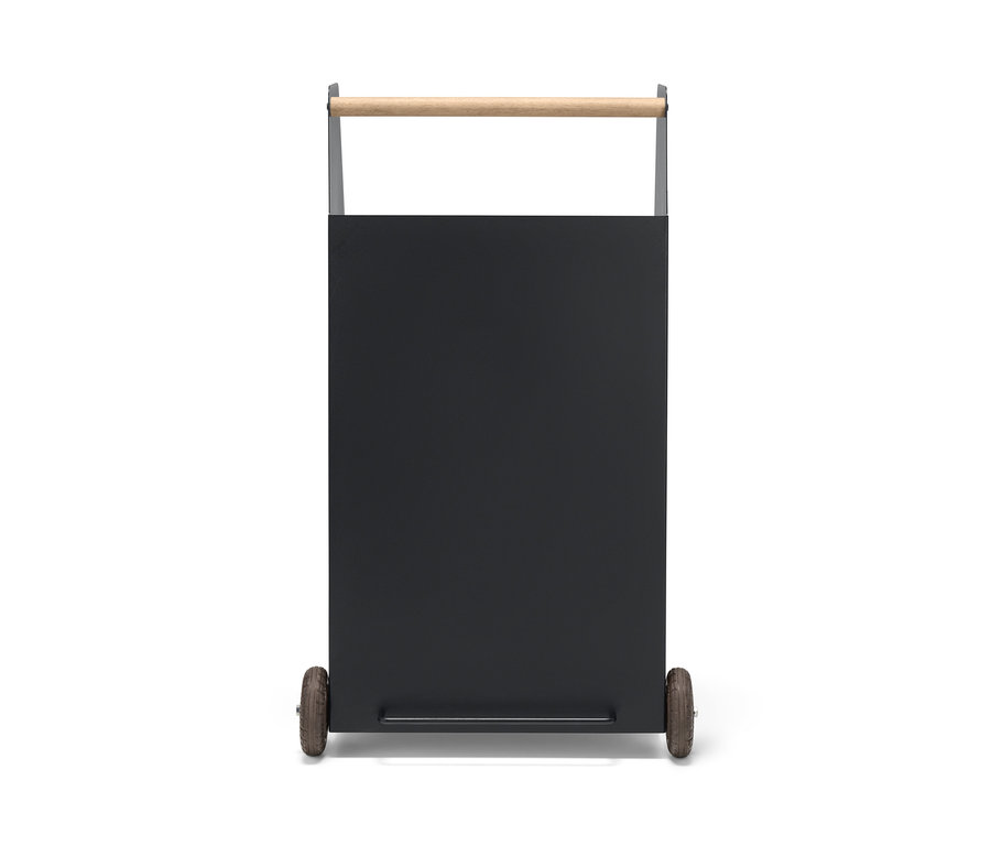 Schwarzer Kaminholz-Wagen mit Holzgriff.