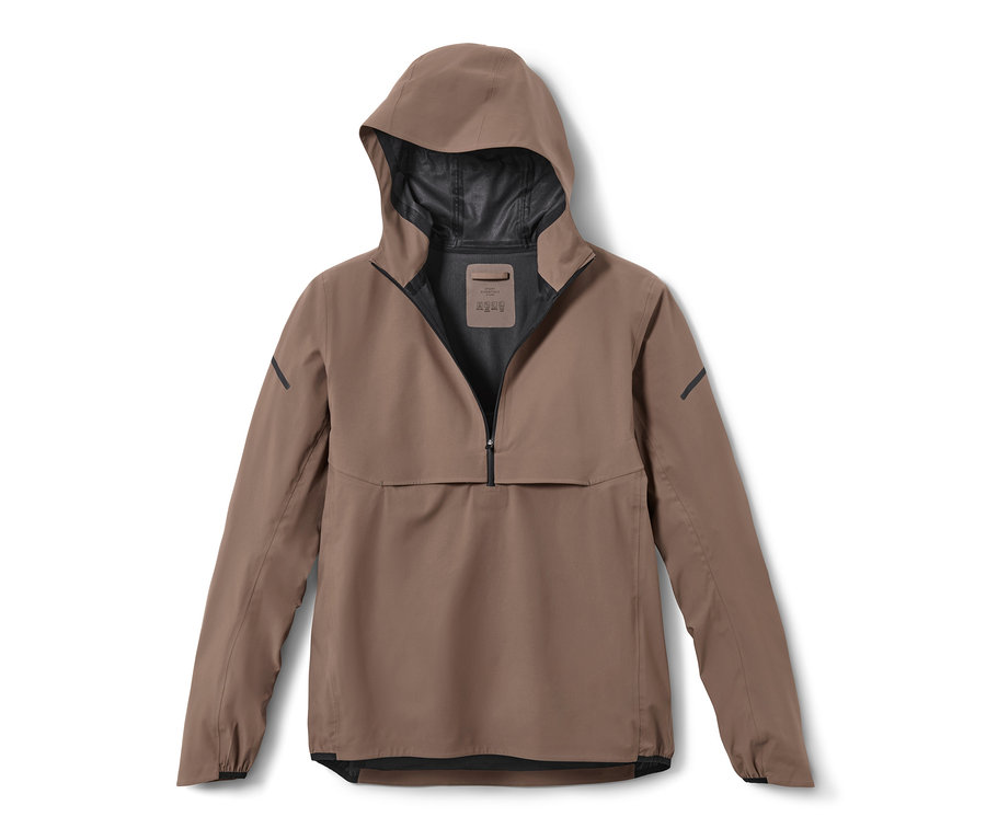 Braune Regen-Laufjacke mit Kapuze und schwarzen Details.