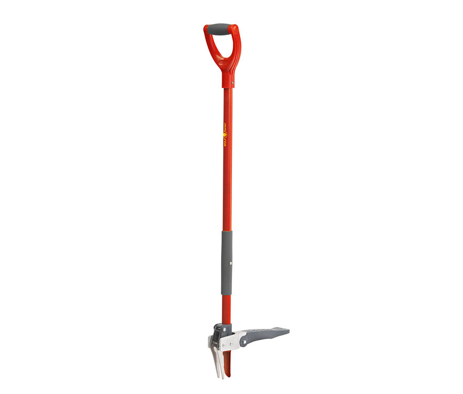 Nahaufnahme eines roten Wolf-Unkrautstechers mit grauem Griff und silbernen Zinken auf weißem Hintergrund.