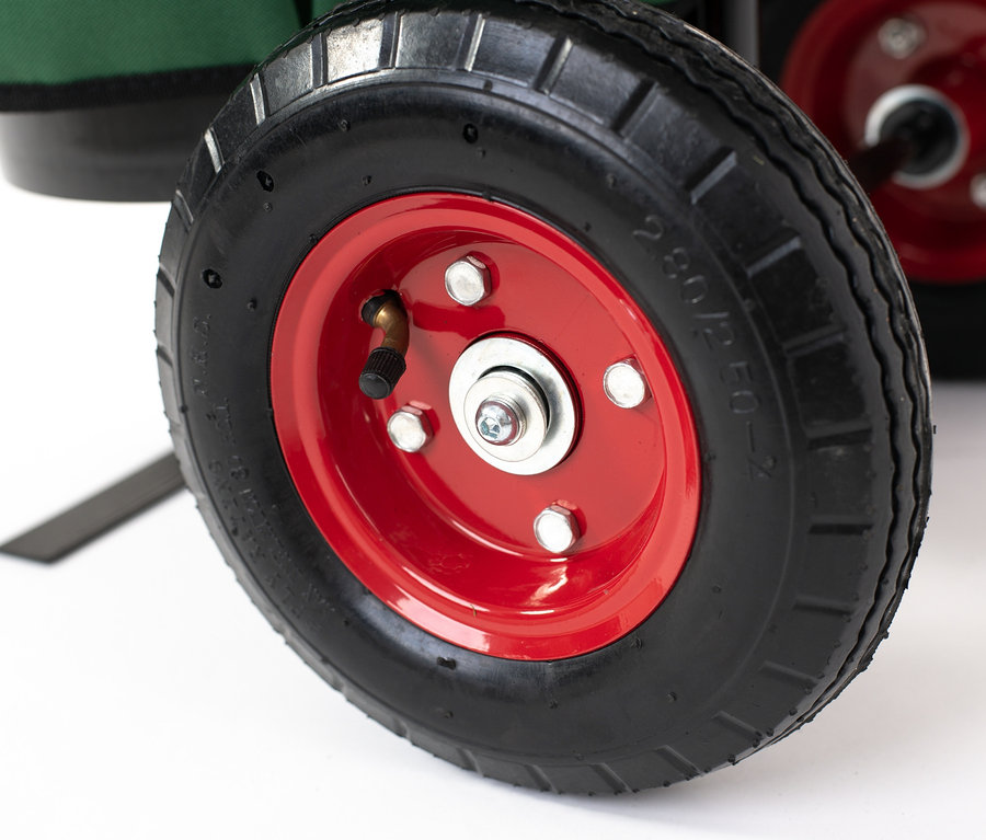 Nahaufnahme des Rades eines Universal-Garten-Trolleys.