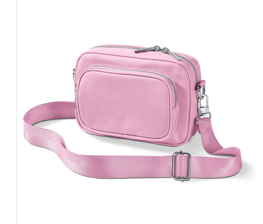 Eine rosa Umhängetasche mit verstellbarem Riemen liegt auf einem weißen Hintergrund.