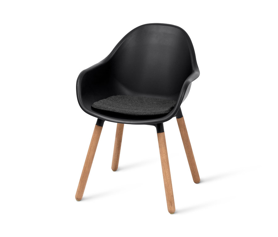 Schwarzer Garten-Schalenstuhl mit Armlehnen und Holzbeinen.