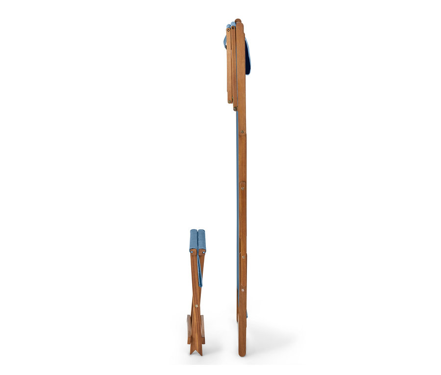 Zusammengeklappter Liegestuhl mit Sonnendach und Hocker mit Holzrahmen.