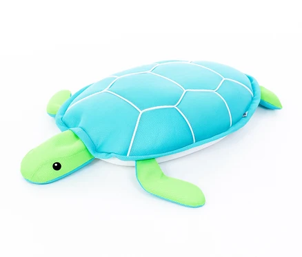 Eine blaue Pool Buddy Schildkröte liegt auf einem weißen Hintergrund.