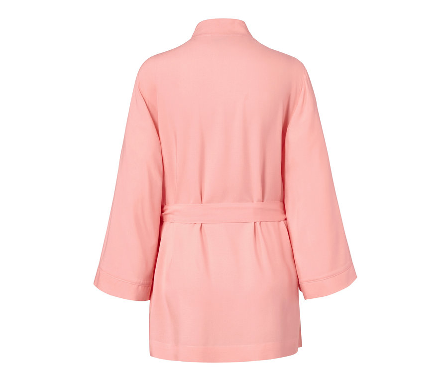 Rückansicht einer pfirsichfarbenen Kimono-Jacke mit Gürtel.
