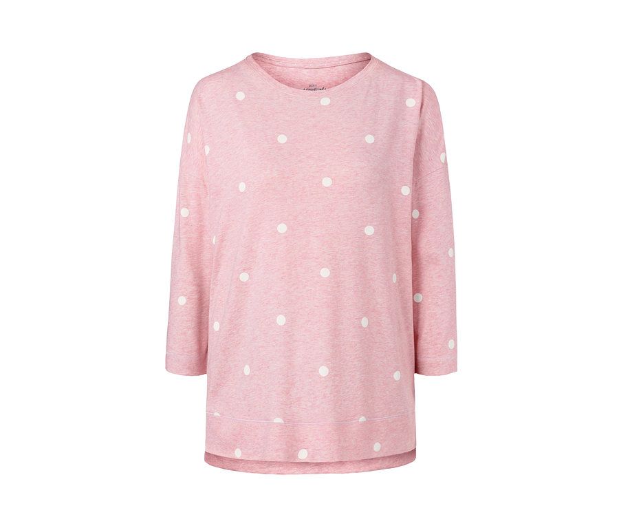 Rosa Pyjama mit weißen Punkten.