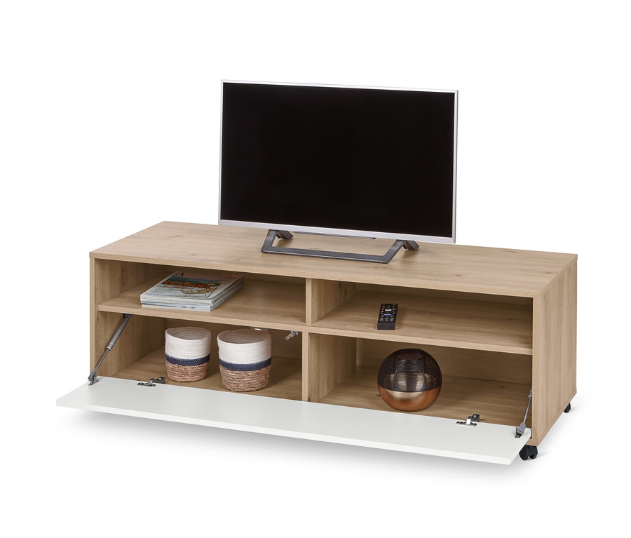 Fernseher steht auf einem TV-Board mit Rollen. Das Board hat ein offenes, weißes Fach.