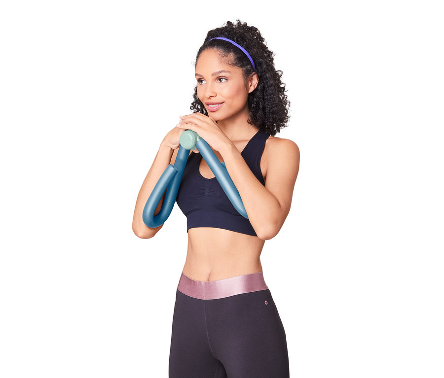 Frau benutzt blauen Arm-und-Bein-Trainer.