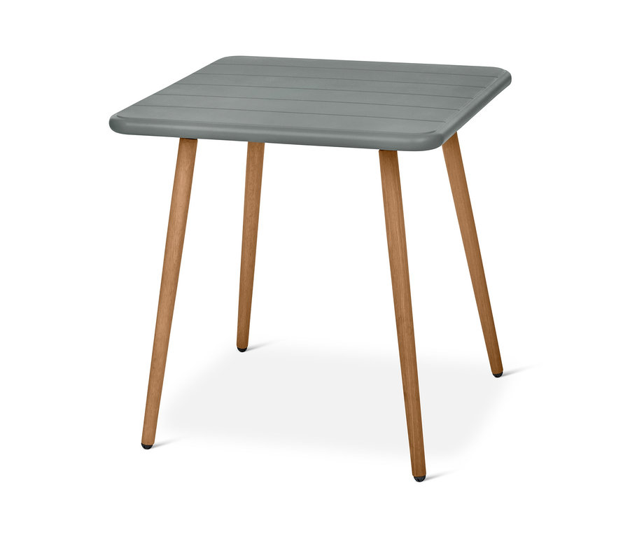 Grauer Tisch mit vier Holzbeinen, Teil eines Balkonsets mit recyceltem Kunststoff.
