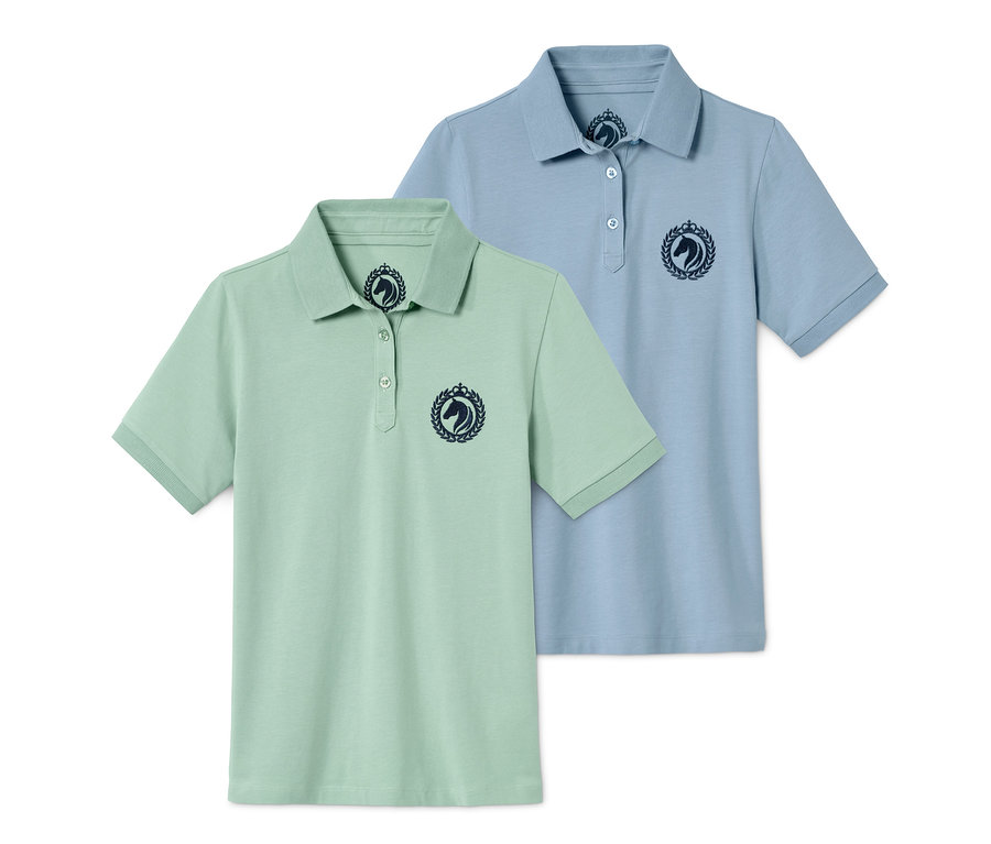 Zwei Poloshirts, ein hellgrünes und ein hellblaues. Beide haben ein Logo mit einem Pferd.