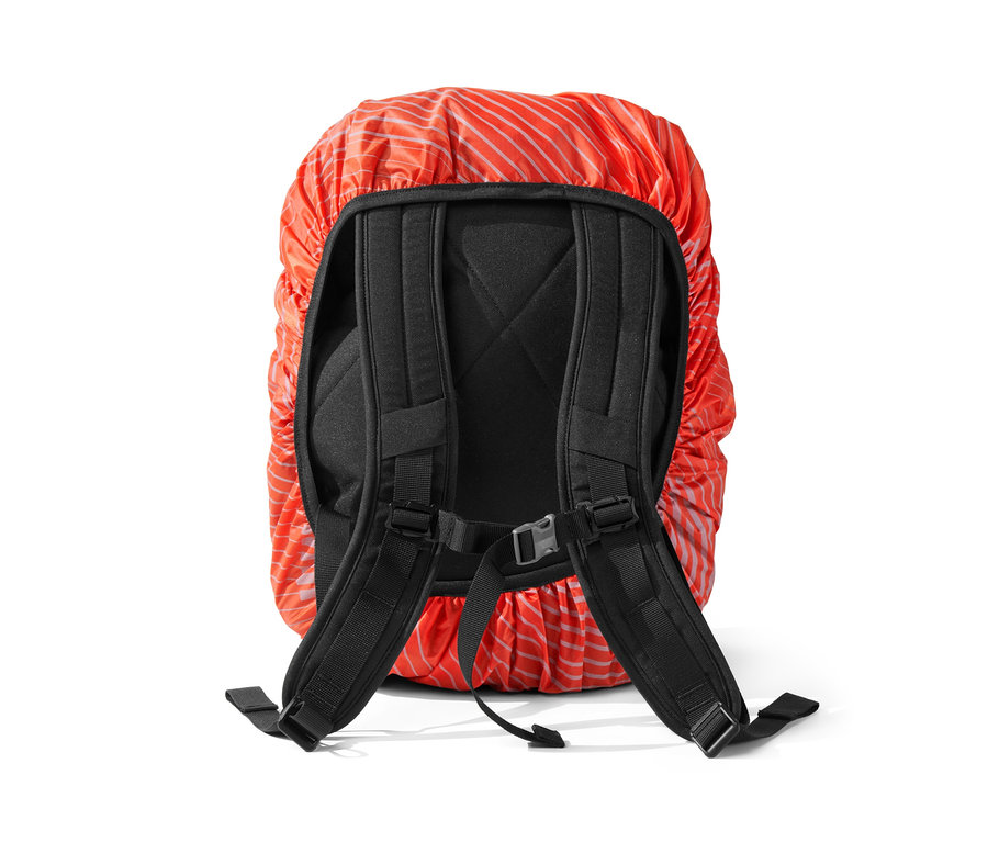 Schwarzer Rucksack mit orangefarbener Rucksack-Regenschutzhülle.