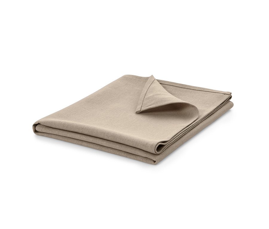 Beige Bäckerleinen gefaltet auf einem weißen Hintergrund.