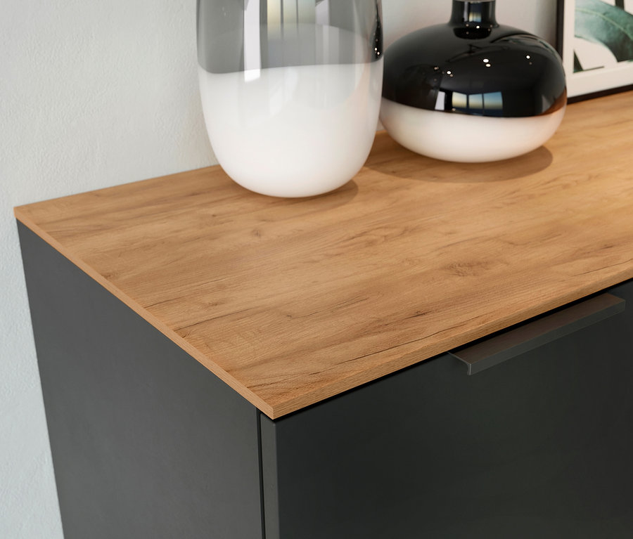 Detailansicht eines graphitfarbenen Sideboards »CALIFORNIA« mit Vasen auf einer Holzplatte.
