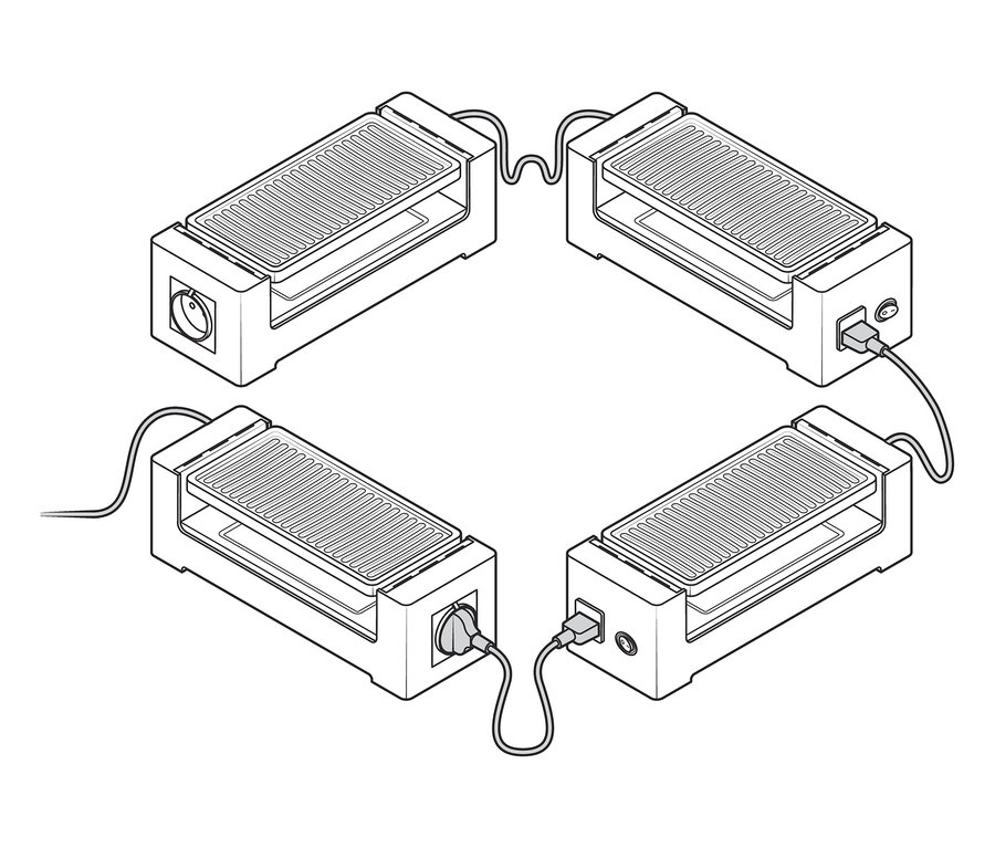 Vier Raclette für 2 Personen Grills sind in einem Quadrat angeordnet, jeder mit einem Stromkabel.