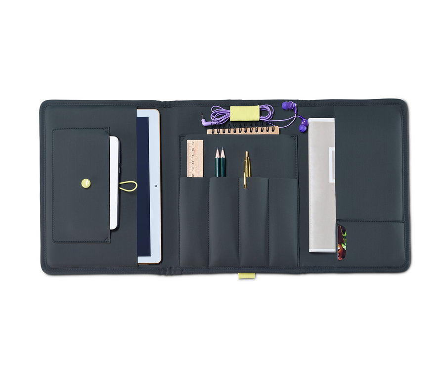 Geöffnete Büroutensilien-Mappe mit Taschen für Tablet, Handy, Stifte und Kopfhörer.
