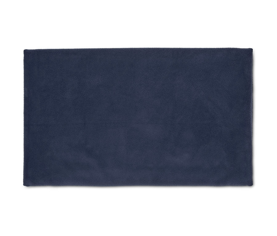 Ein marineblauer Thermo-Fleecekragen liegt auf einem weißen Hintergrund.