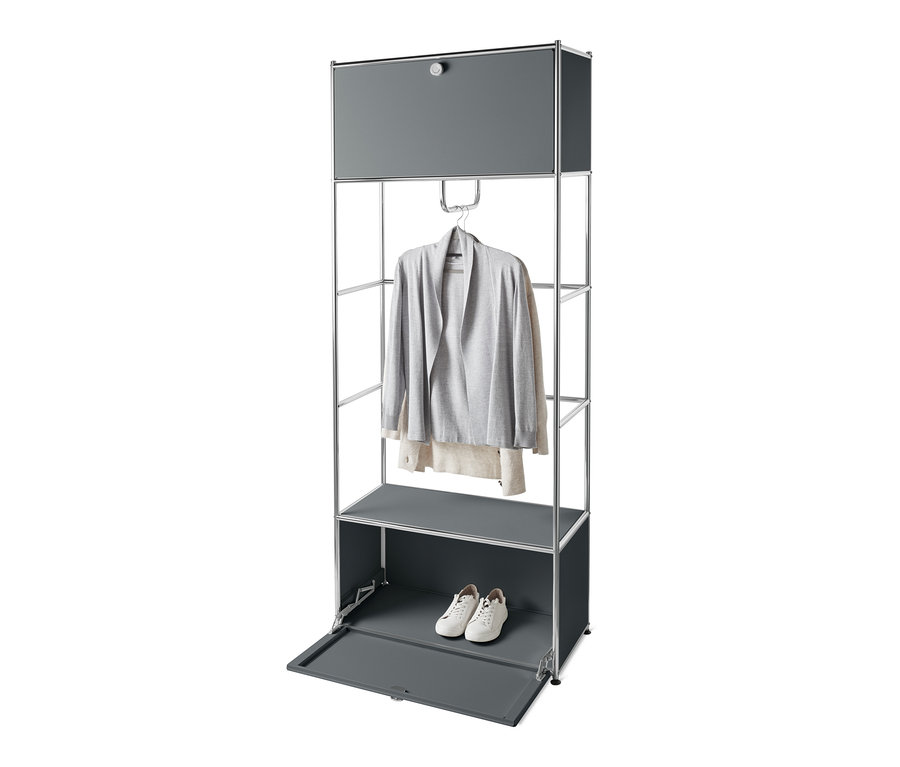 Graue Garderobe Metall »CN3« mit grauem Cardigan und weißen Schuhen.