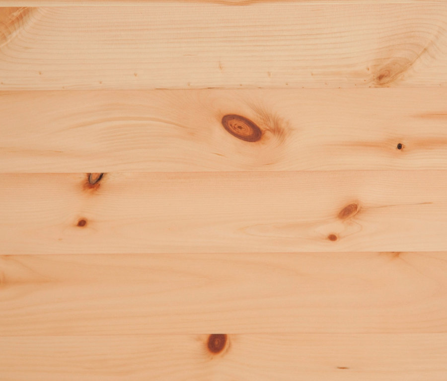 Nahaufnahme von hellem Zirbenholz.