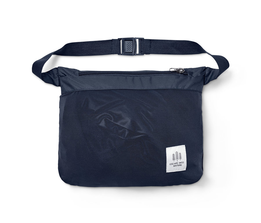 Zusammengefaltete dunkelblaue Lightweight-Regenjacke »pack me«.