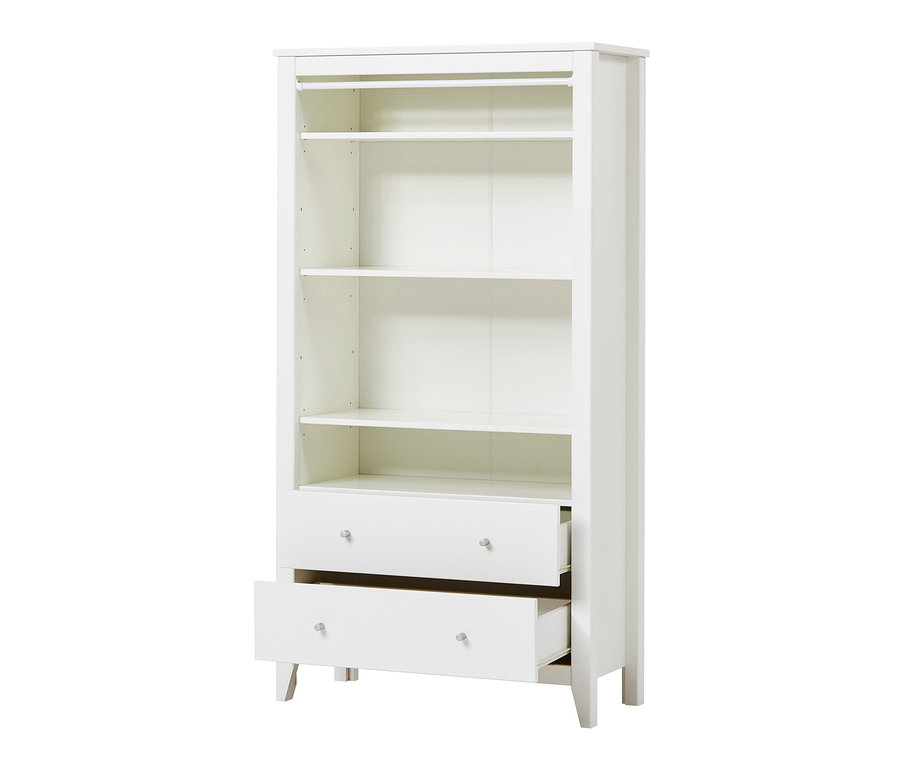 Weißer Schrank mit Schubladen, von denen eine geöffnet ist.