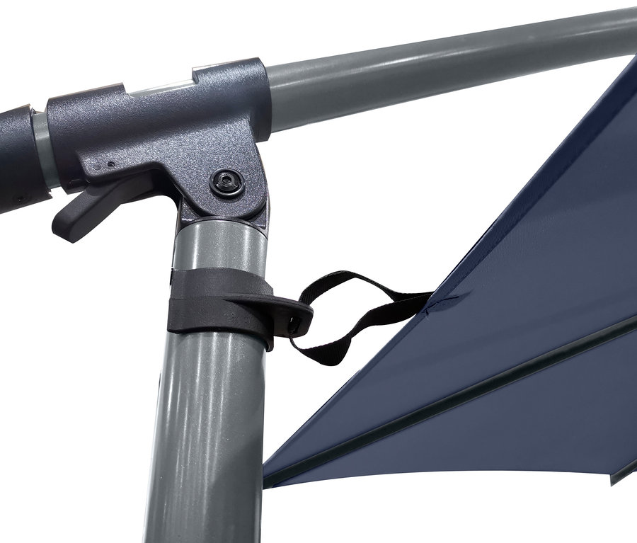 Detailaufnahme eines grauen Gestells und eines anthrazitfarbenen Schirms des Leco Ampelschirms, Ø ca. 300 cm.