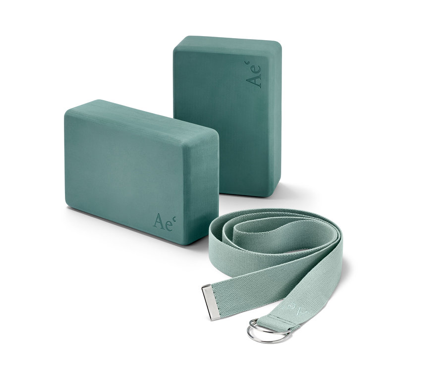 Zwei Yoga-Blöcke und ein Gurt aus dem Yoga-Set, 3-teilig, in verschiedenen Blaugrüntönen.