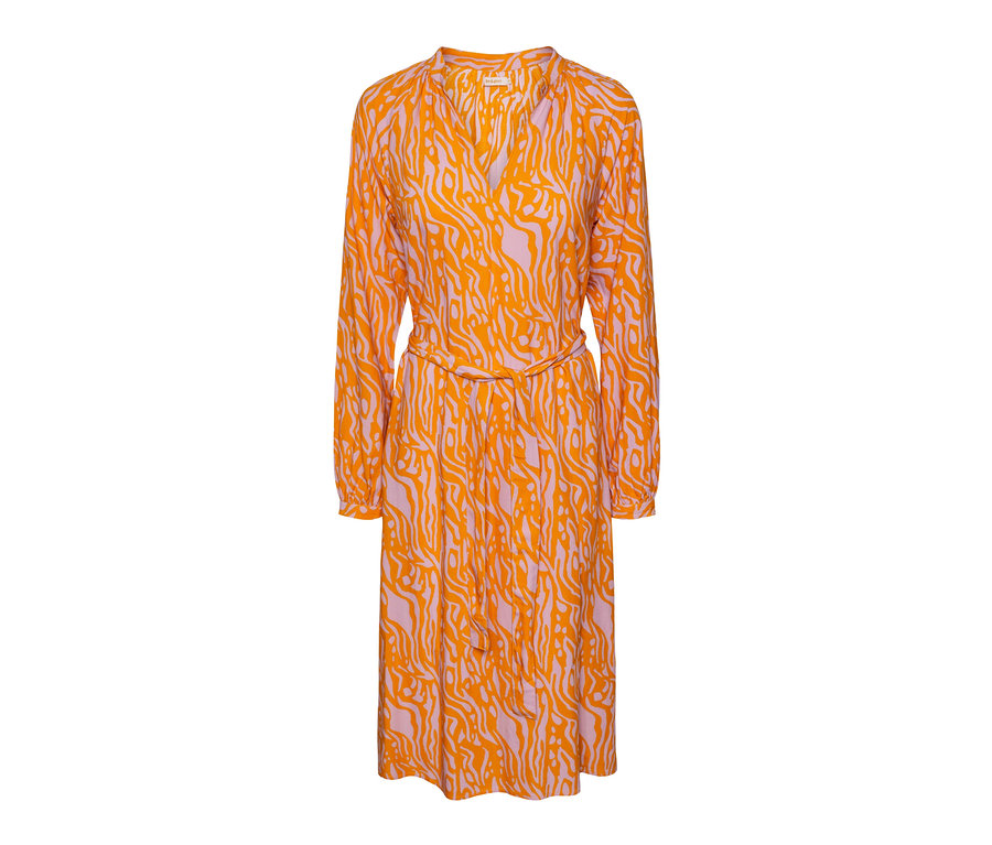 Orangefarbenes Midikleid mit lila Muster.
