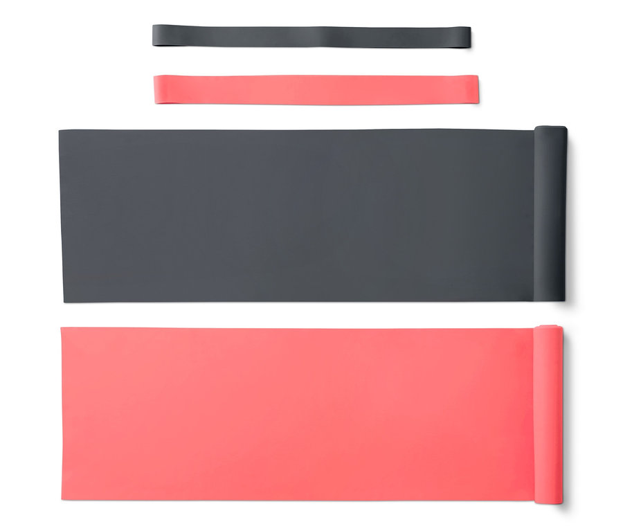 Zwei graue und zwei korallenrote Fitnessbänder und Rubberbänder auf einem weißen Hintergrund.