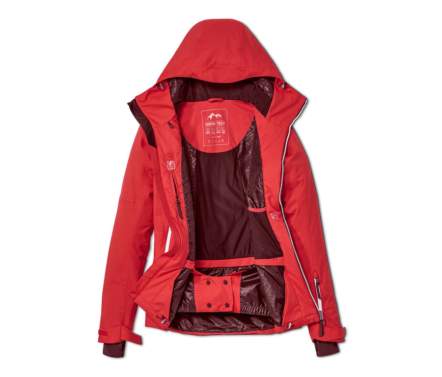 Eine rote Skijacke mit Kapuze ist offen und liegt auf einem weißen Hintergrund.
