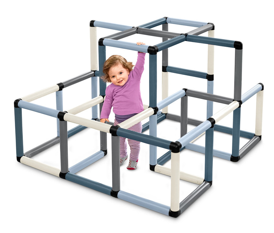 Ein Kind spielt auf einem mehrfarbigen Quadro-Home-KLETTERPYRAMIDE.