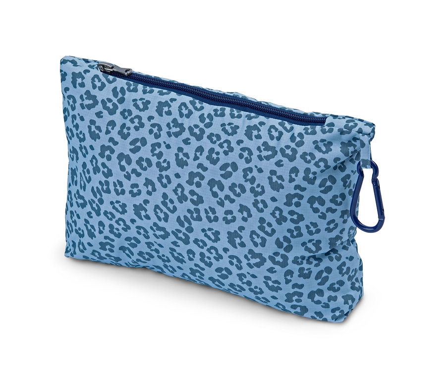 Eine blaue, packbare Regenmanteltasche mit blauem Leopardenmuster und Reißverschluss.