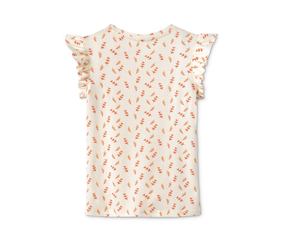 Ein cremefarbenes T-Shirt mit kurzen Rüschenärmeln und einem roten und gelben Blumenmuster. Es ist eines von zwei T-Shirts.