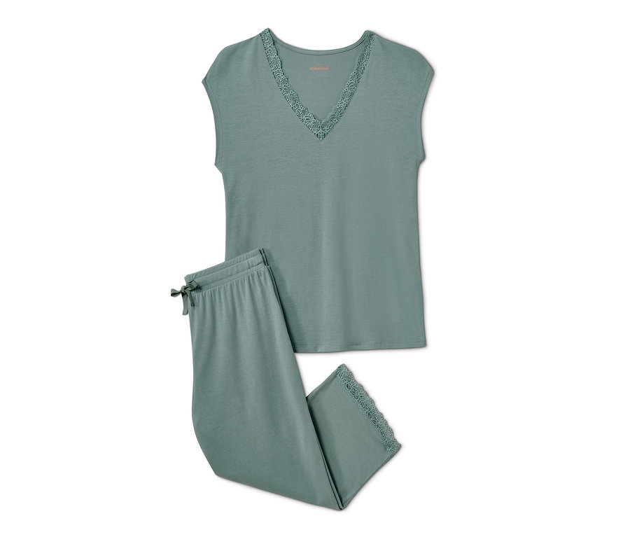 Ein grüner 3/4-Pyjama mit Spitze am Saum von Oberteil und Hose.
