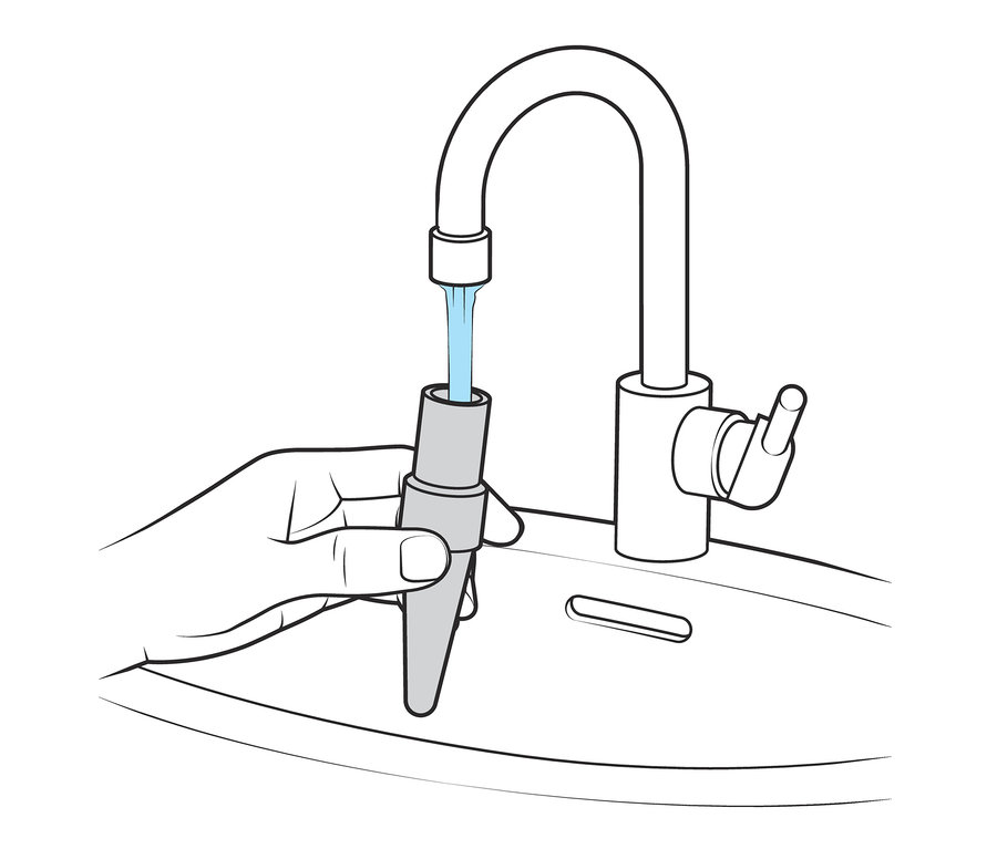 Hand hält 3 Bewässerungshelfer unter laufendem Wasserhahn.