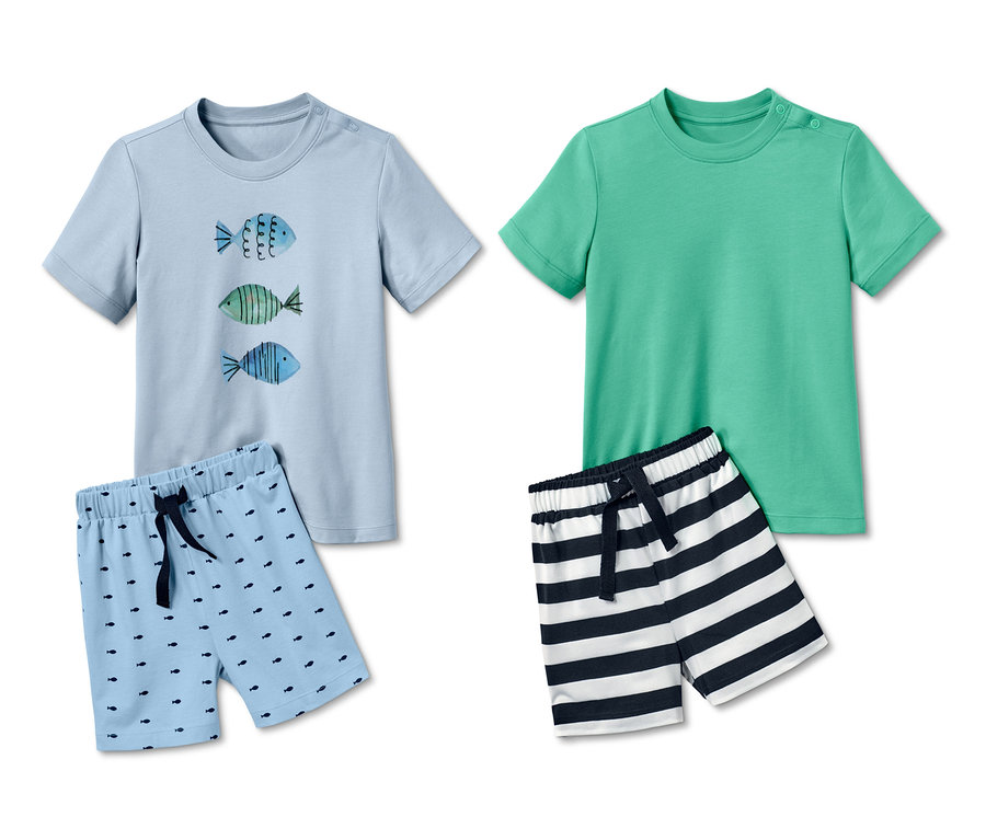 Zwei Baumwoll-Shorty-Pyjamas-Sets: ein hellblaues T-Shirt mit Fischmotiv und blaue Shorts mit Fischen, ein grünes T-Shirt und eine gestreifte Shorts.