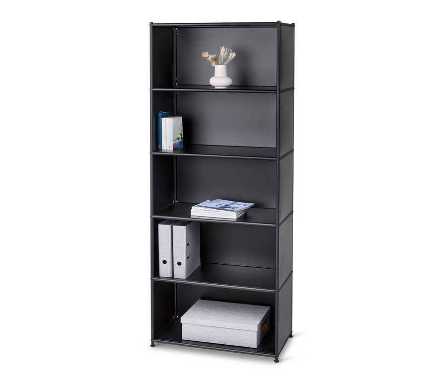 Ein hohes, halboffenes Regal Metall »CN3« in Schwarz mit Vase, Büchern, Zeitschriften, Ordnern und einer Aufbewahrungsbox.