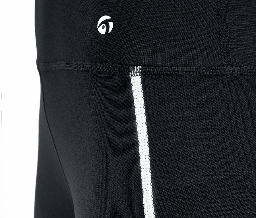 Detail einer Sporttight mit einem weißen Streifen an der Seite.