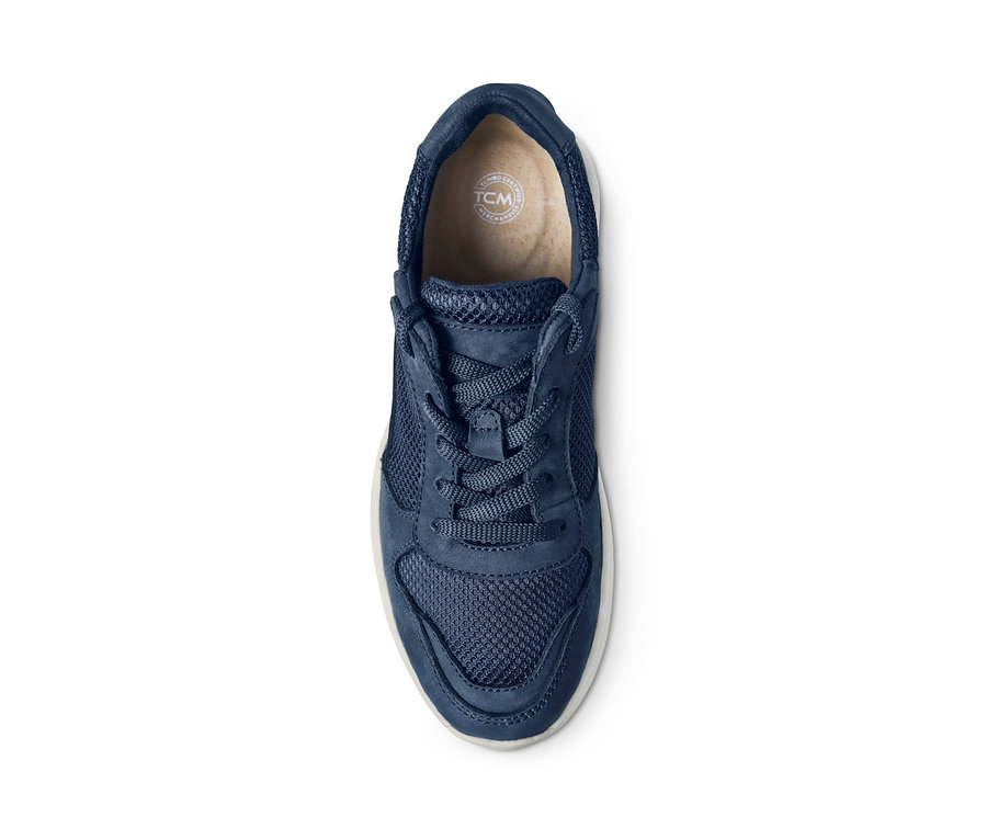 Detailaufnahme eines blauen Leder-Sneakers mit weißer Sohle.