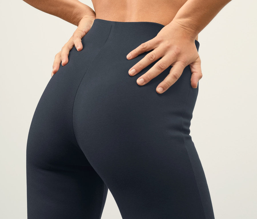 Frau posiert in Leggings aus Heavy-Jersey und Sport-BH.