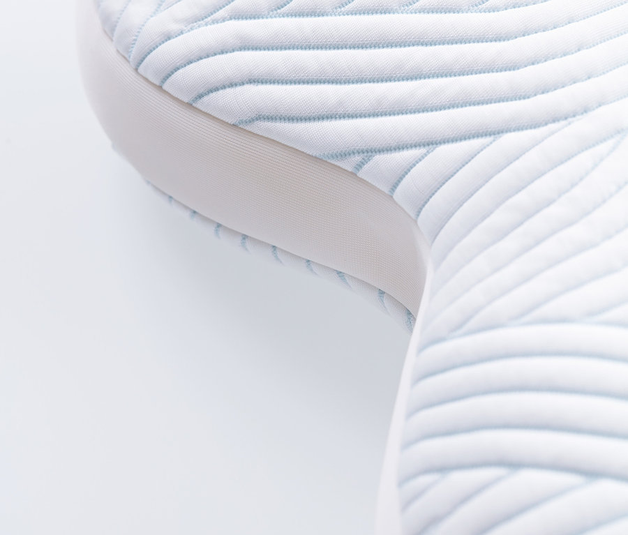 Detailaufnahme eines TEMPUR® All-Around SmartCool™ Schlafkissens mit blauer Wellensteppung.