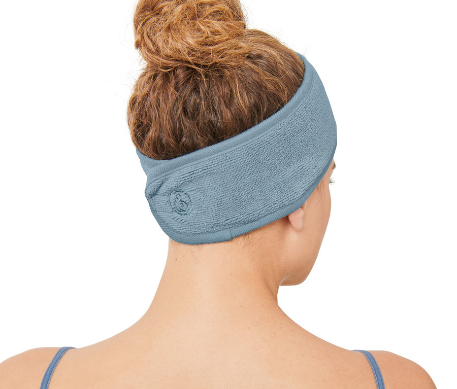 Frau von hinten mit Dutt trägt ein 2 Kosmetik-Stirnband.