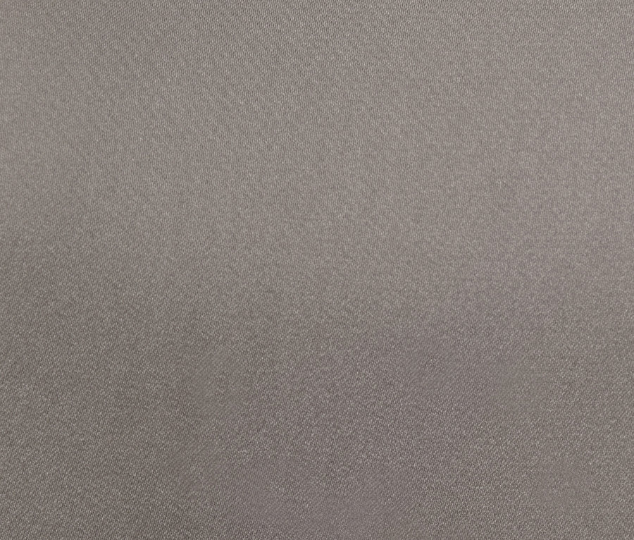 Detailaufnahme eines Blusenshirts im Materialmix.