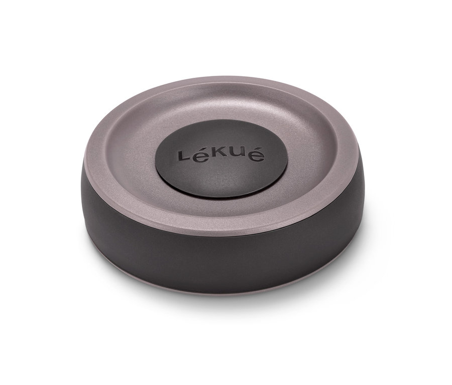 Detailaufnahme eines grauen und schwarzen Sauerteig-Starter-Sets von Lekue auf weißem Hintergrund.