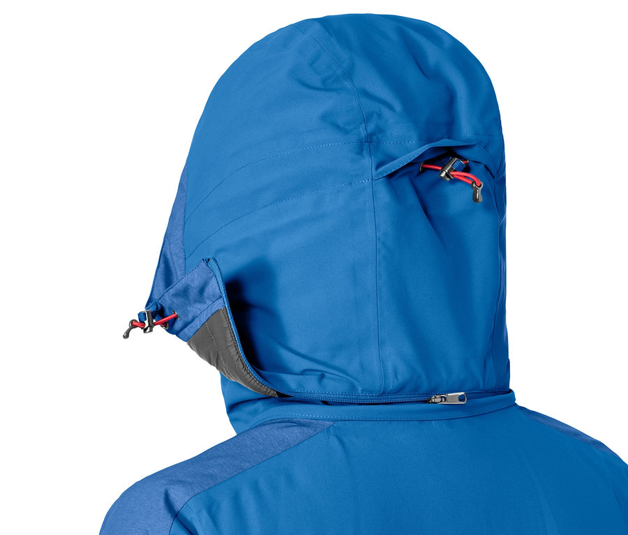 Detailansicht einer blauen Softshell-Skijacke mit hochgezogener Kapuze.