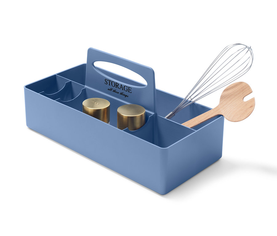 Eine blaue Toolbox, groß, mit zwei goldenen Dosen, einem Schneebesen und einem Holzlöffel.