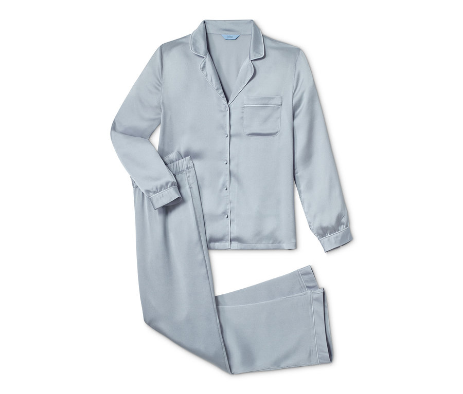 Ein hellblauer Satin-Pyjama mit langen Ärmeln und Hosen.