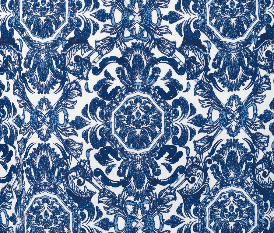 Detailansicht eines blau bedruckten Blusenshirts.