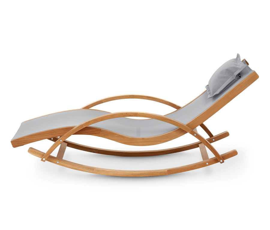 Eine Teak-Schaukelliege mit Textilenbezug und einem Kissen.