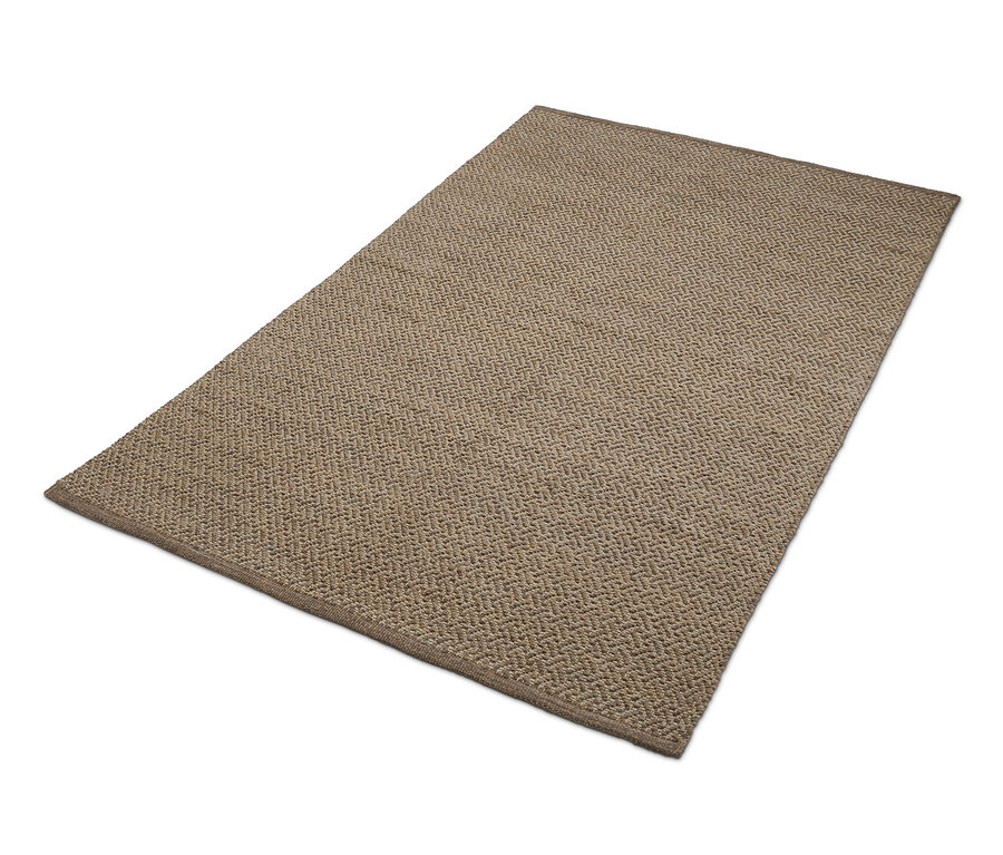 Ein brauner Outdoor-Teppich mit geometrischem Muster.
