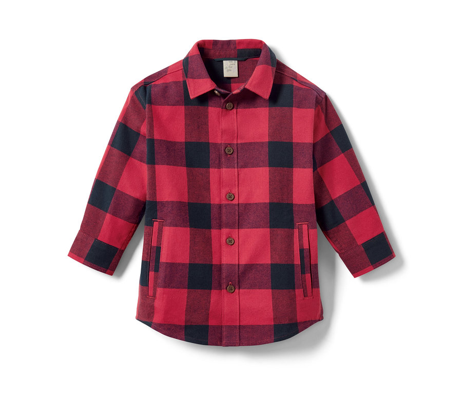 Ein Kinder-Flanellhemd mit rot-schwarzem Karomuster und Knöpfen.